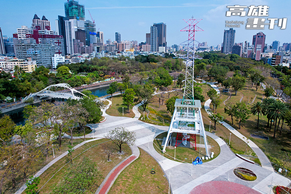 高壓電塔改建的「光之塔」，夜晚點燈後別有一番風景。（攝影/曾信耀）