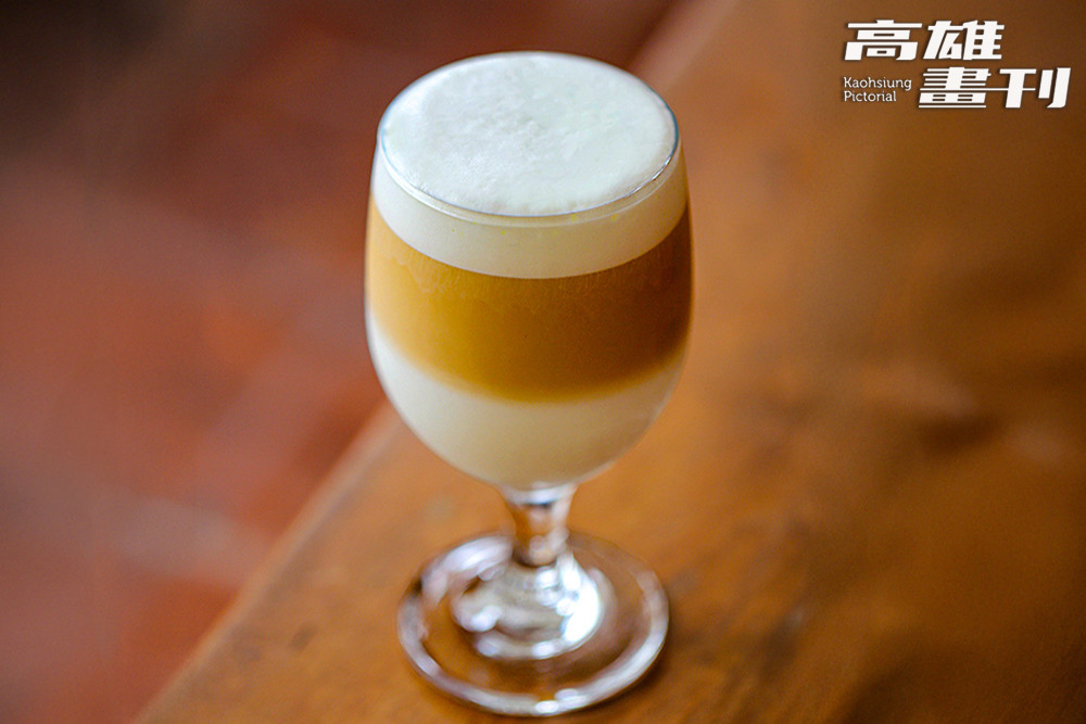 Tim透露，這杯以南投蜜香紅茶為基底的鮮奶茶，曾榮獲2025高雄奶茶節最佳風味獎。（攝影/Carter）