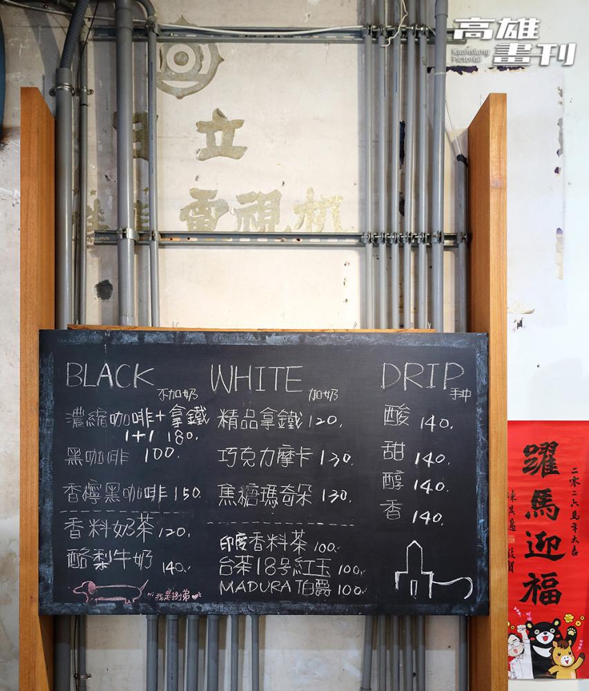 這棟透天厝以前曾出租給「正大電器行」、「國王西服」，牆上的海報與字跡留下了時光的故事。（攝影/Carter）