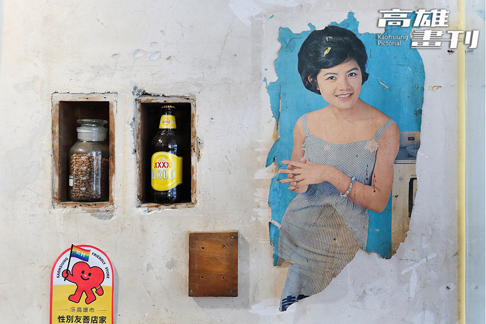 這棟透天厝以前曾出租給「正大電器行」、「國王西服」，牆上的海報與字跡留下了時光的故事。（攝影/Carter）