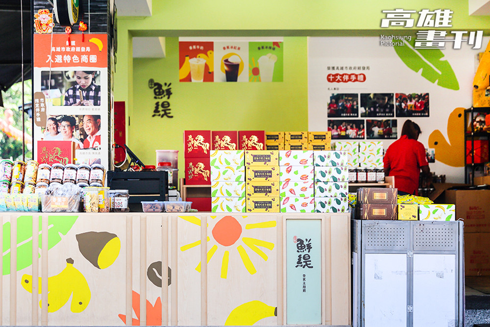 鮮緹手工蛋捲以香蕉圖騰打造形象牆，讓美感需求與消費行為在老街上達成完美的平衡。(攝影/Carter)