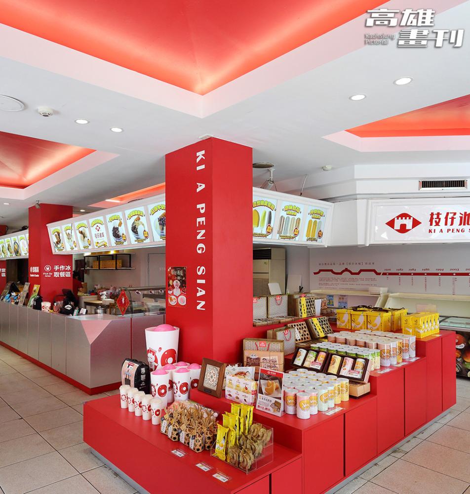 枝仔冰城在保留舊有韻味的同時更新視覺，證明了當設計進駐老街，能為傳統品牌注入吸引年輕族群的強大動能。(攝影/Carter)