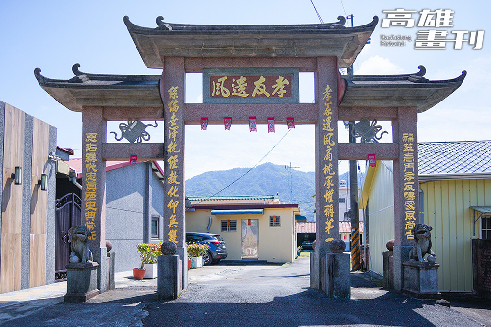 黃家伙房入口的牌樓是保存最完整的客家牌樓之一。(上：攝影/Cindy Lee；中、下圖：攝影/黃敬文)