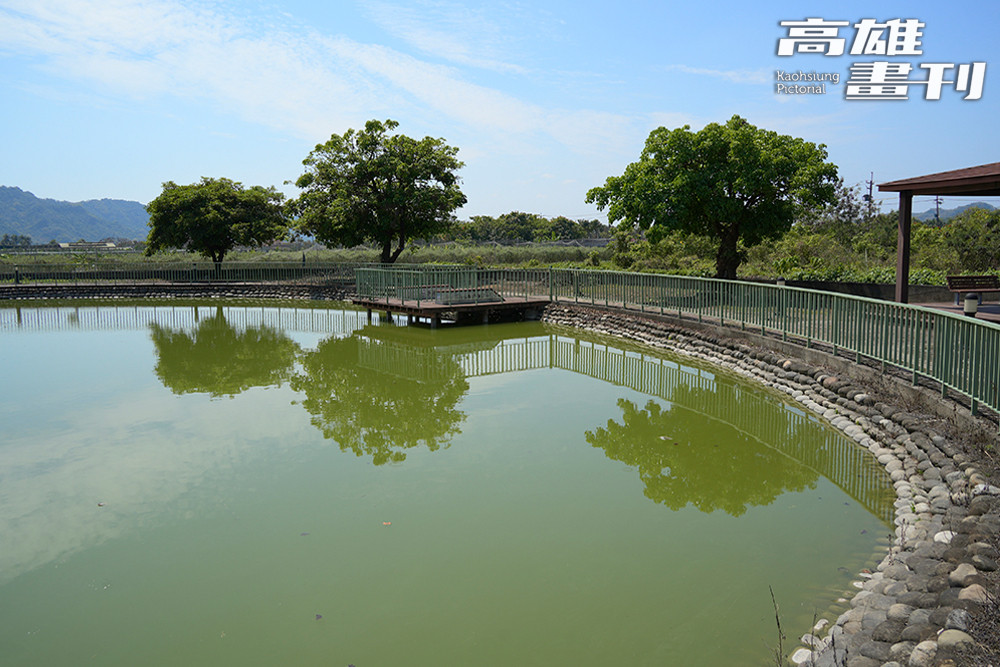 伙房旁的天然湧泉終年不斷，設有洗衣場和半月池，供儲水與消防之需，留下早期客家聚落的生活地景。(上：攝影/Cindy Lee；下圖：攝影/黃敬文)