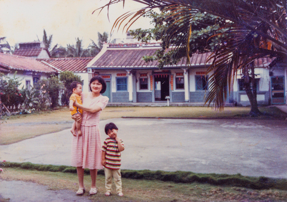 寬敞的埕地裡，婚禮的笑聲、孩子的奔跑、家人的閒聊，交織成日常的光景，也凝聚了黃家人最深的溫度與情感。上圖攝於1987年；下圖攝於1986年。(圖片提供/蕭淑琴；翻拍/黃敬文)