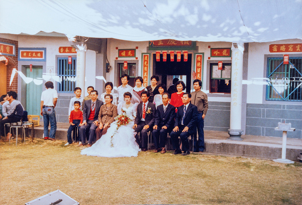 寬敞的埕地裡，婚禮的笑聲、孩子的奔跑、家人的閒聊，交織成日常的光景，也凝聚了黃家人最深的溫度與情感。上圖攝於1987年；下圖攝於1986年。(圖片提供/蕭淑琴；翻拍/黃敬文)