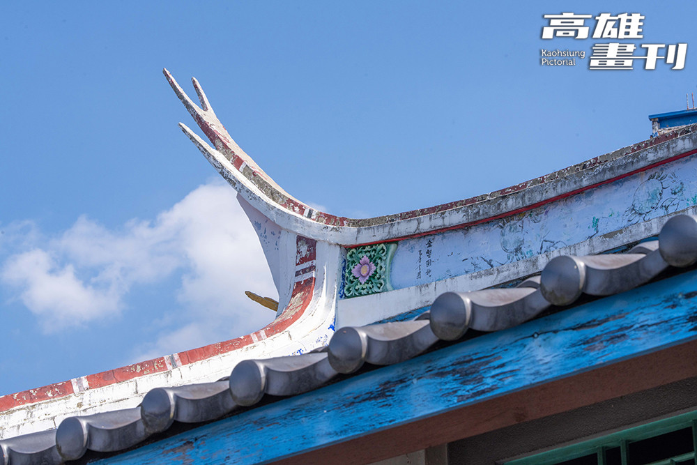 同宗的美濃黃家曾出過臺灣第一位客家進士黃驤雲，所以祖堂的屋脊可使用燕尾形制。(攝影/黃敬文)