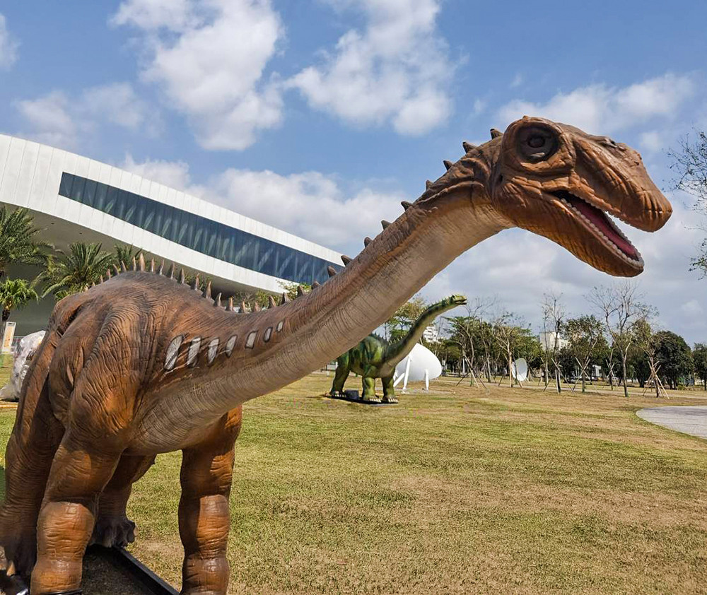 衛武營打造成史前的恐龍世界，讓大小朋友一起來場驚奇的探險之旅。(圖片提供/高雄市政府教育局)