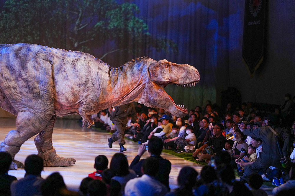 日本擬真恐龍團隊「DINO-A-LIVE」首度來臺演出，結合聲光效果帶來沉浸震撼體驗。(圖片提供/高雄市政府教育局)