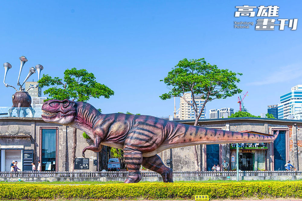 除了澄清湖的驚喜彩蛋，駁二特區還有科工館等地都有恐龍身影，引發網路熱烈討論。(攝影/黃敬文)