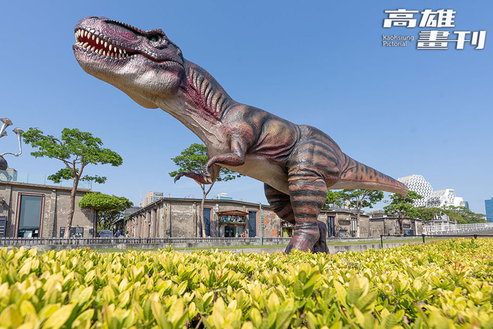 除了澄清湖的驚喜彩蛋，駁二特區還有科工館等地都有恐龍身影，引發網路熱烈討論。(攝影/黃敬文)