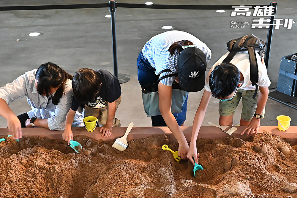 化石挖掘也受到大小朋友的喜愛。(攝影/Carter)