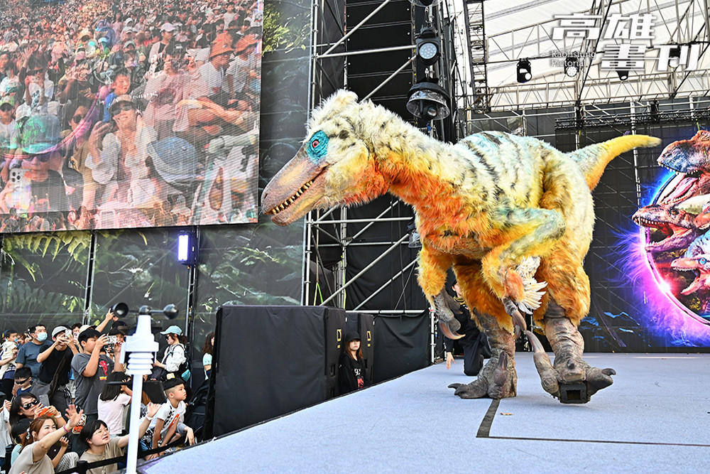 近距離看恐龍呼吸、擺動、甚至「對看」。(攝影/Carter)