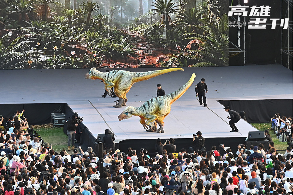 日本擬真恐龍團隊「DINO-A-LIVE」首度來臺演出，結合聲光效果帶來沉浸震撼體驗。(攝影/Carter)