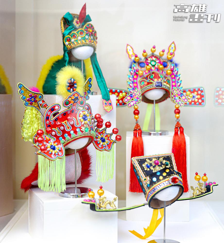 無論關公帽(上)、駙馬盔(右)、木蘭盔(左)、包公帽(下)等形制，對蘇志榮而言都駕輕就熟。(攝影/Carter)