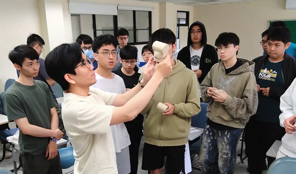 蘇志榮師徒傳承技藝不遺餘力，近期受邀至高雄師範大學教授學生製作盔帽。(圖片提供/蘇志榮)