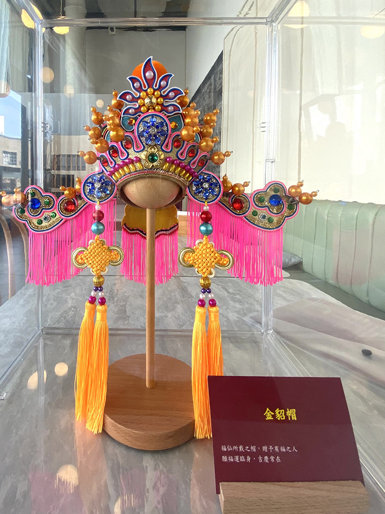 蘇志榮的徒弟曾莨鈞設計製作的金貂帽藏品，與高雄市立歷史博物館合作展售。(圖片提供/蘇志榮)