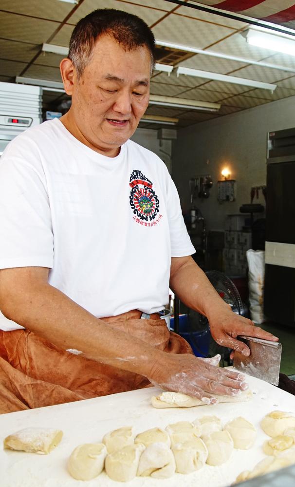蘇阿嬤雞蛋酥第二代蘇俊義一直都由他負責麵糰包餡手工製作。（攝影/曾信耀）