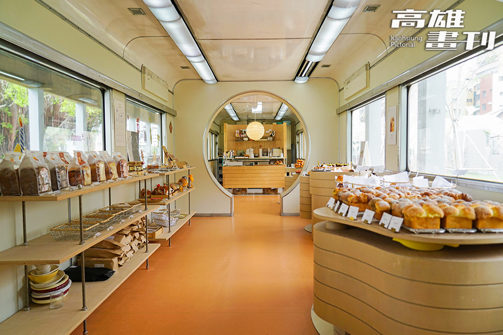 在退役火車廂內買麵包，結合鐵道場景與烘焙香氣，帶來新奇有趣的體驗。(攝影/曾信耀)