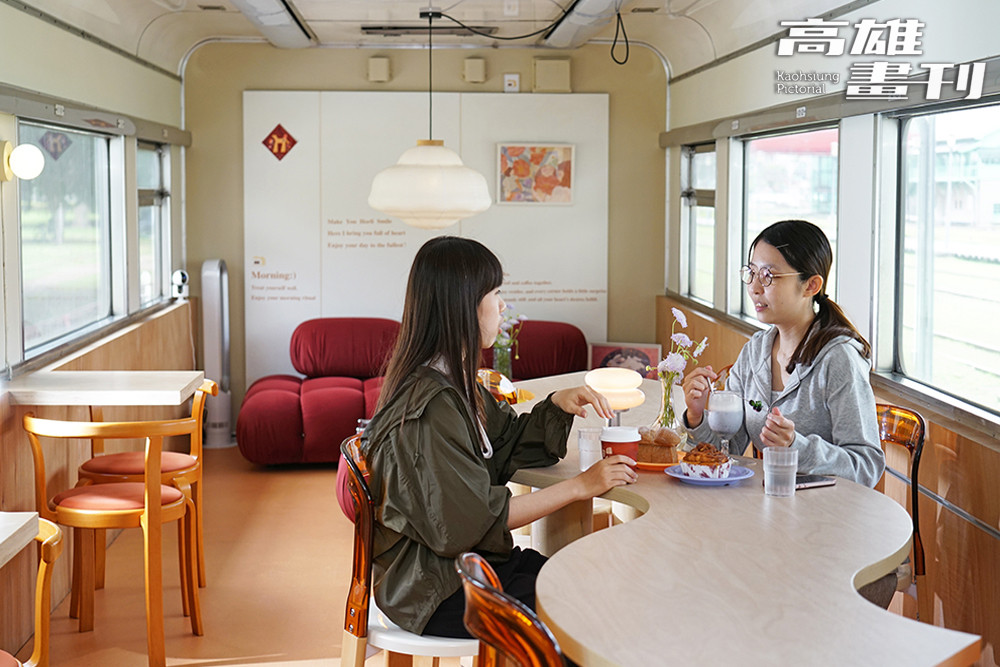 巧妙利用車廂狹長空間設置S型曲線桌，延伸出流動的意象，也讓座位適合共餐與互動。(攝影/曾信耀)