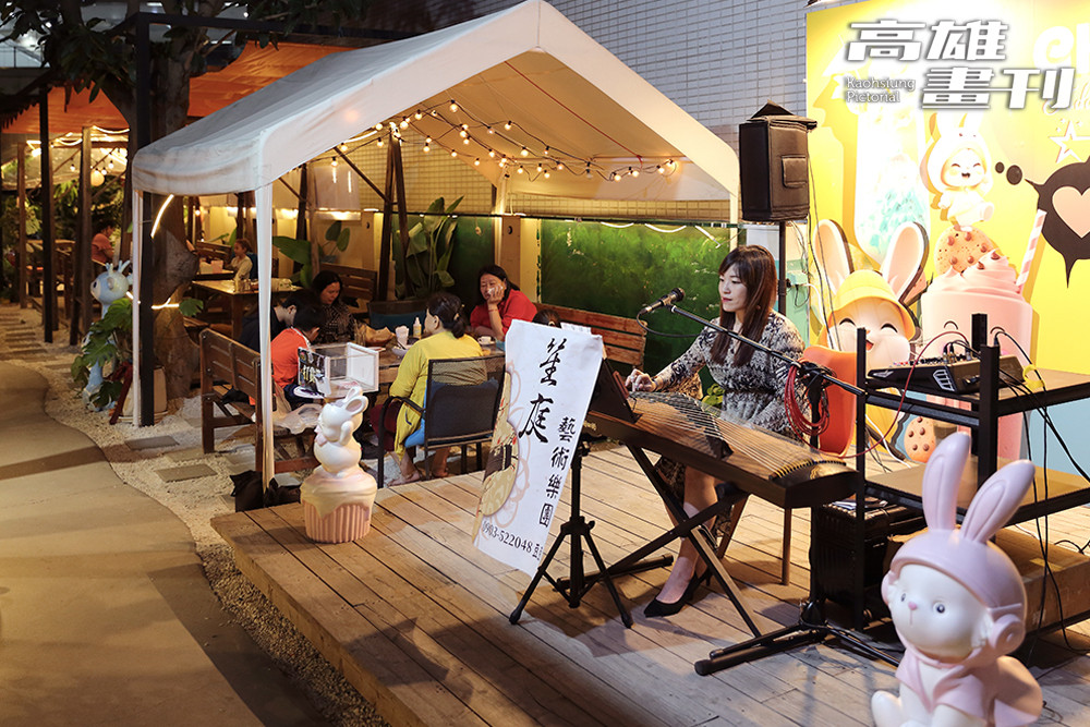夜幕降臨，現場音樂輕輕響起，為用餐時光增添悠閒與溫度。(攝影/Carter)