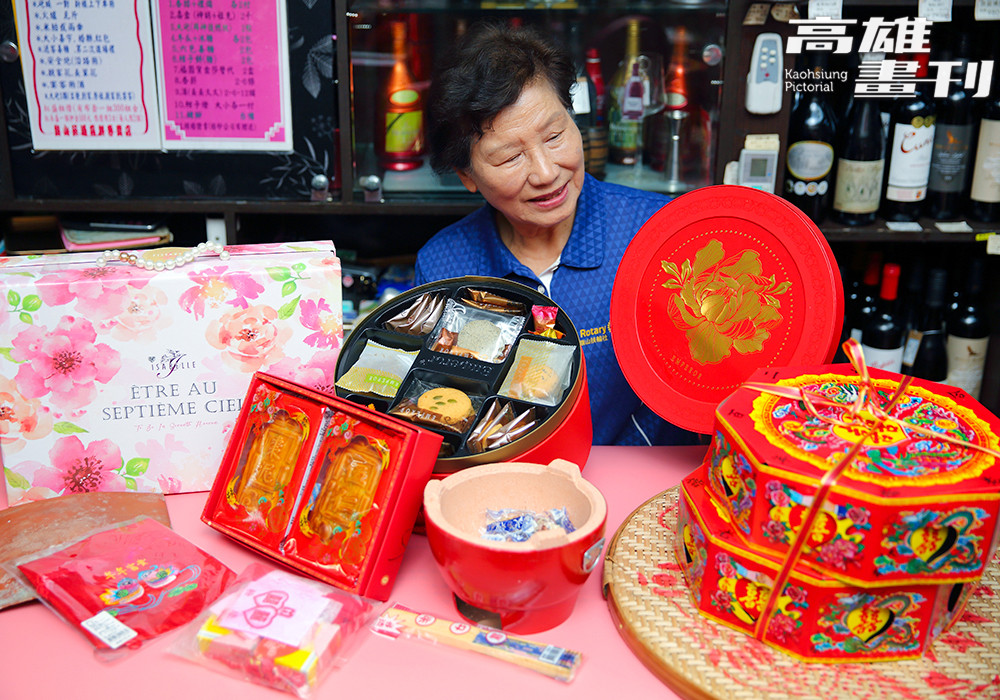 整合各大品牌喜餅並提供紅盛喜盒外借，鼓山莊致力於提供一站式服務，讓每對新人在這間老店裡都能一次滿足所有婚禮需求。(攝影/Carter)