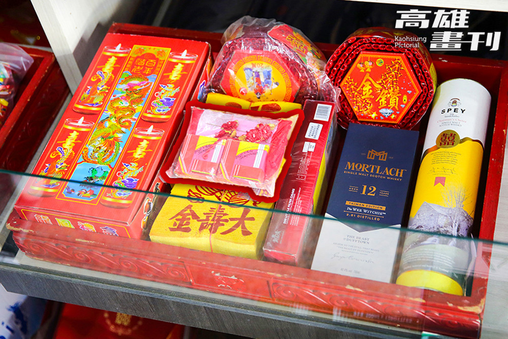 基礎十二禮中的每件物品皆具深意，圖中紅框為有開光寓意的粉餅與牽引情緣的緣粉，承載著對新人未來生活的美好期許。(攝影/Carter)