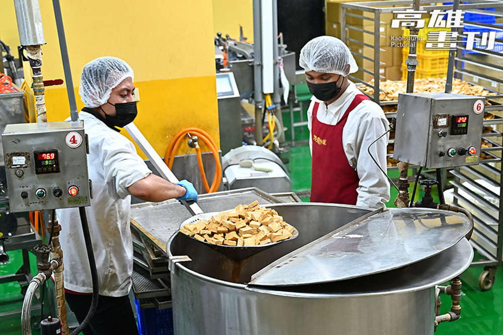 陳秀卿將傳統「憑感覺」的經驗轉譯為數據化的 SOP，用現代科學的嚴謹，守護著母親對食安的那份叮嚀。(攝影/Carter)
