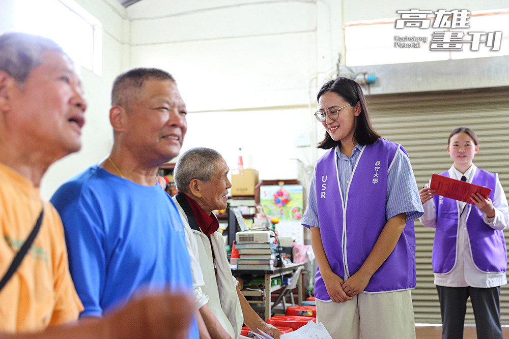 義守大學醫學系學生協助說明。(攝影/Carter)