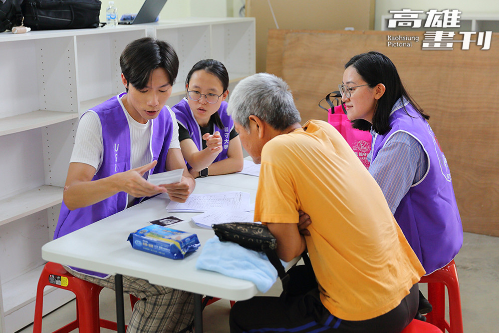 義守大學護理系學生協助衛教。(攝影/Carter)