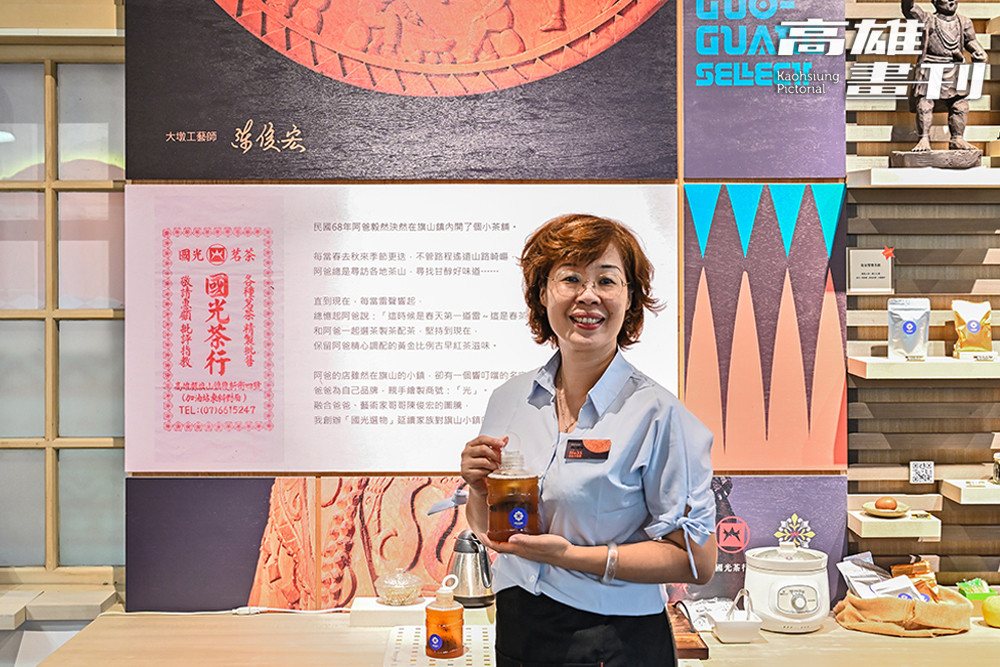 南島藝術執行長陳娟慧重現父親早年開設的《國光茶行》記憶，加上藝術家哥哥陳俊宏的圖騰，創辦「國光選物」，延續家族對旗山小鎮的愛。（攝影/Carter）