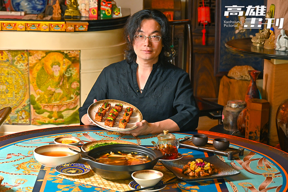 茶房主人身兼主廚的趙唯同，演繹蔬食精髓在於釀造之味與在地食材，特別推薦老菜脯養生湯、老紅麴猴頭菇（右下），來自釀造30載時光的珍饈私房菜。（攝影/Carter）