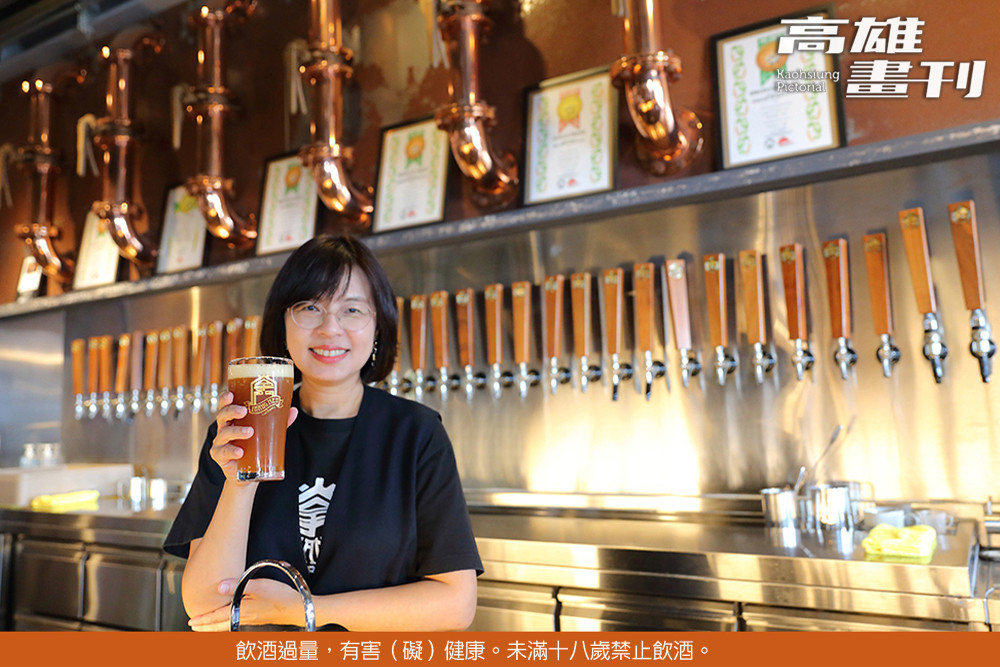 掌門精釀餐酒館棧貳庫店經理Nicole表示不過濾、不滅菌、不添加非天然香料的天然堅持，搭配手工釀造的職人精神，掌門精釀啤酒打造出多款屢獲國際啤酒大賽殊榮的經典酒款。（攝影/Carter）