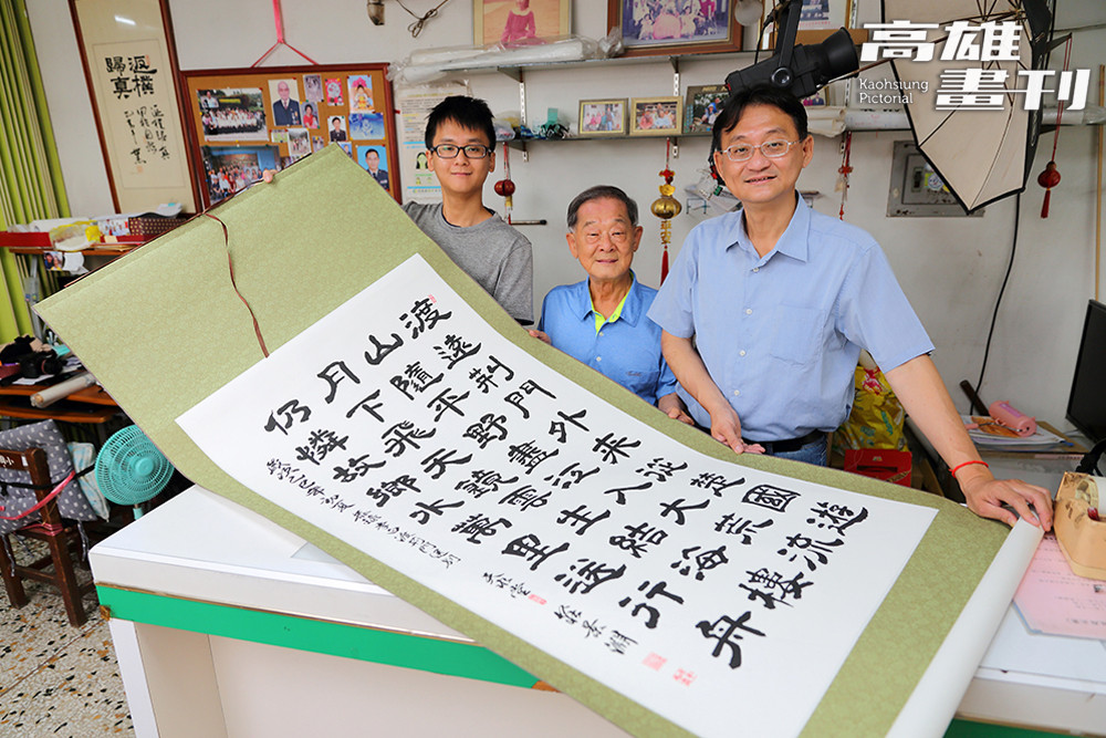 莊景淵祖孫三代相處融洽，書法是一家人共同的話題與興趣。。(攝影/Carter)