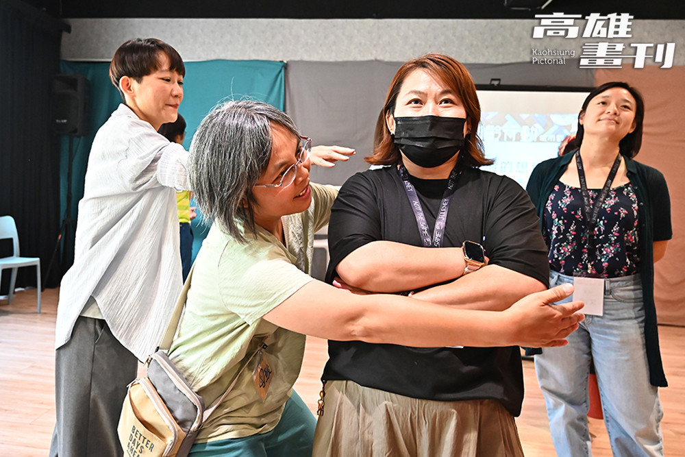 以肢體動作表達「疏離」與「親近」，去除了語言的溝通，用動作與眼神表達彼此的關係，同時也鬆動了對立立場。(攝影/Carter)
