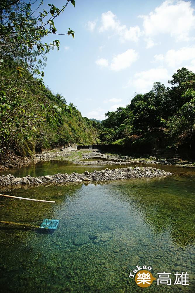 枋寮溪溪水清澈見底，是當地人最愛戲水的秘境。（攝影/曾信耀）
