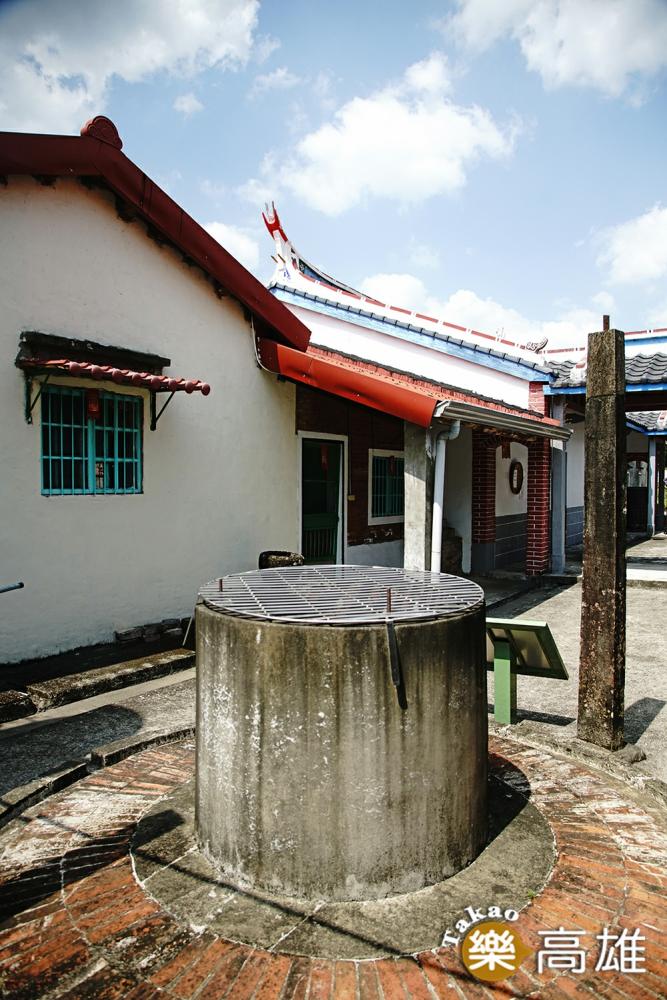 月眉黃家夥房祠堂間仍保留一座完好的古井，有百年歷史。（攝影/曾信耀）