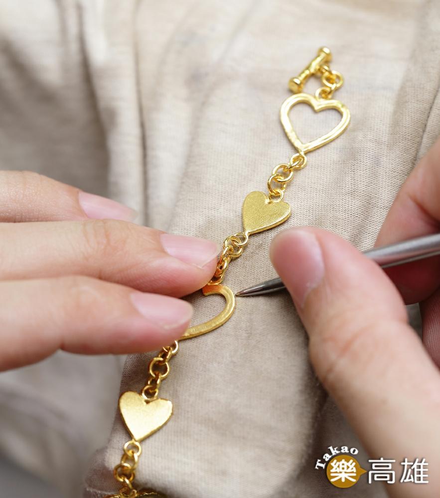 手鍊手環變化式樣多，是純金飾品不敗款。（攝影/Carter）