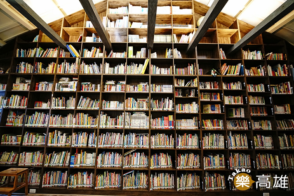 小房子書舖二樓設置藏書庫與說故事場地，宛如小房子造型的書牆簡直是愛書人的夢想書房。(攝影/曾信耀)