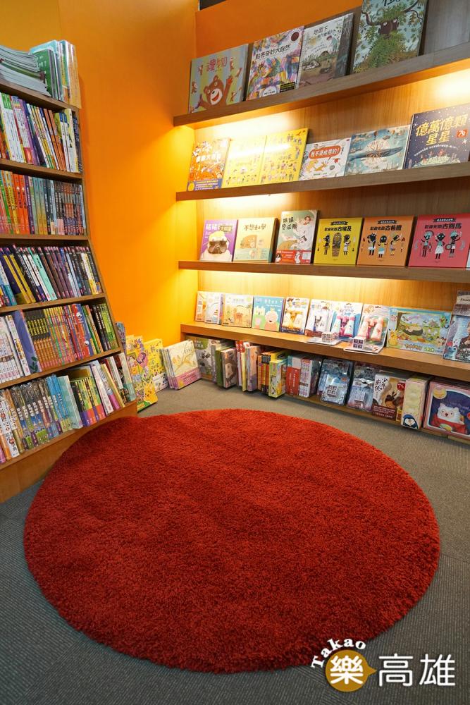 兒童閱讀區鋪上紅色長毛地毯，讓親子享受放鬆親暱的共讀時光。（攝影/李曉萍）