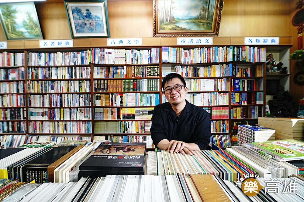 店長吳俊彥愛惜每本書，讓它以最好的面貌重新面世。（攝影／曾信耀）