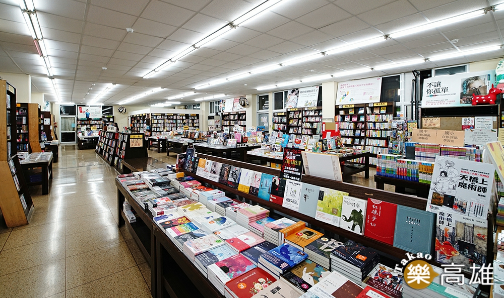 明儀倉庫書店空間寬敞，書種齊全。（攝影／曾信耀）