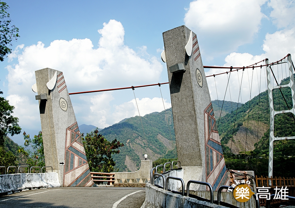 索阿紀吊橋山豬造型的橋台，搭配橋柱彩繪熊鷹羽毛圖樣的橋柱，充滿濃厚的拉阿魯哇族原民圖騰美學。（攝影/曾信耀）
