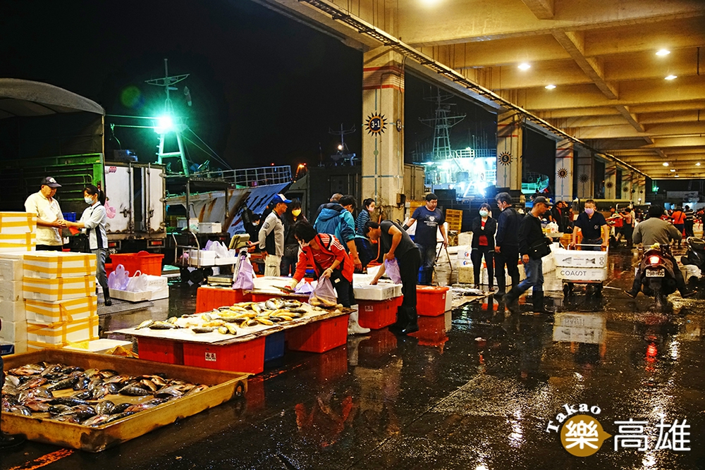 前鎮漁港是台灣最大的遠洋漁港，漁船停泊在岸邊，更顯得分秒必爭的繁忙景象。（攝影/曾信耀）