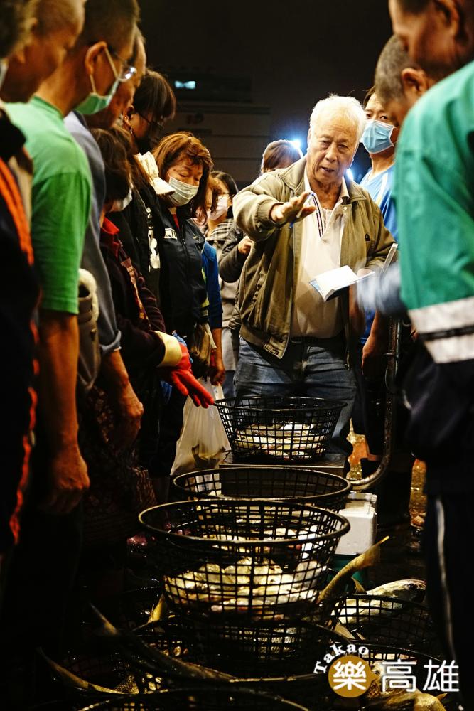 魚貨拍賣員被稱為「糶（ㄊㄧㄠˋ）手」，一直扮演魚貨拍賣市場最重要的靈魂人物。（攝影/曾信耀）