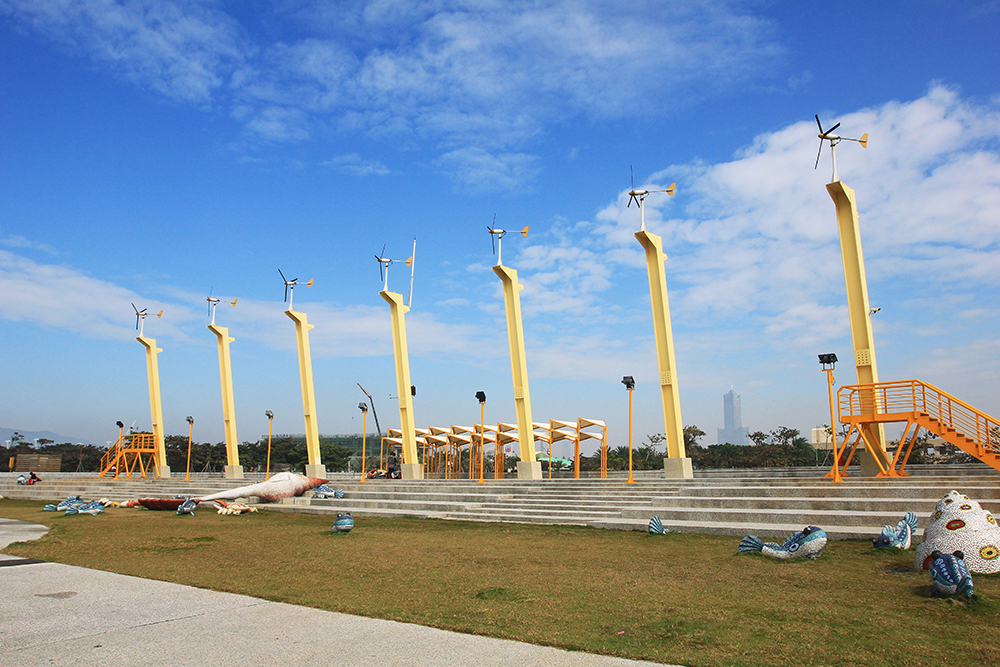 七座高大的太陽能風車佇立在公園裡。(攝影／曾信耀)