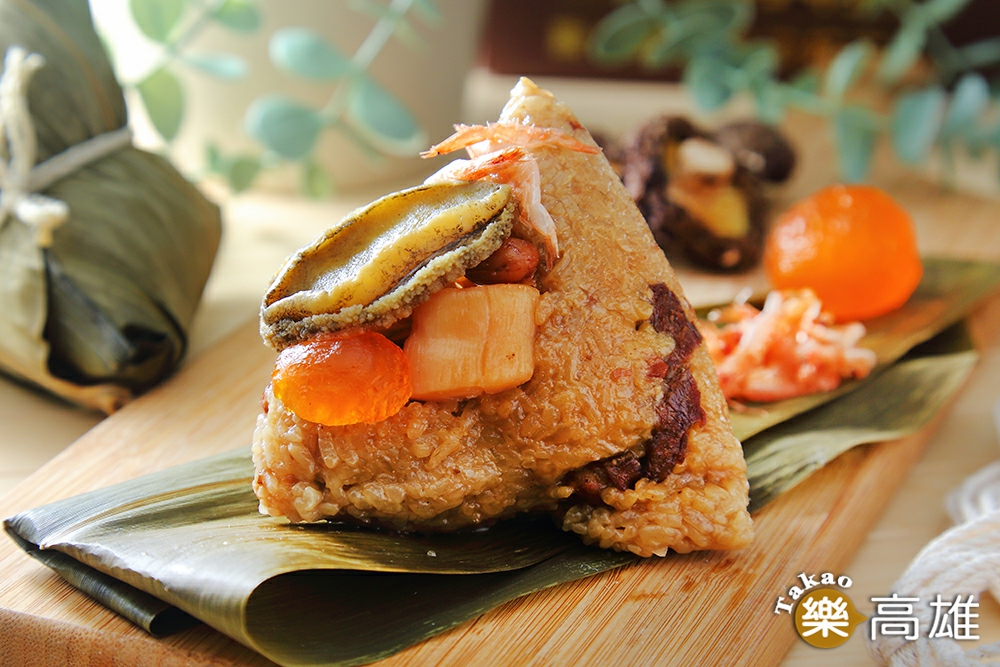 使用東港櫻花蝦、貢寮鮑魚和日本高級干貝的三鮮頂級海味鮑魚粽，海味滿滿、用料豐，是高雄少見的海味粽。（攝影/Carter）