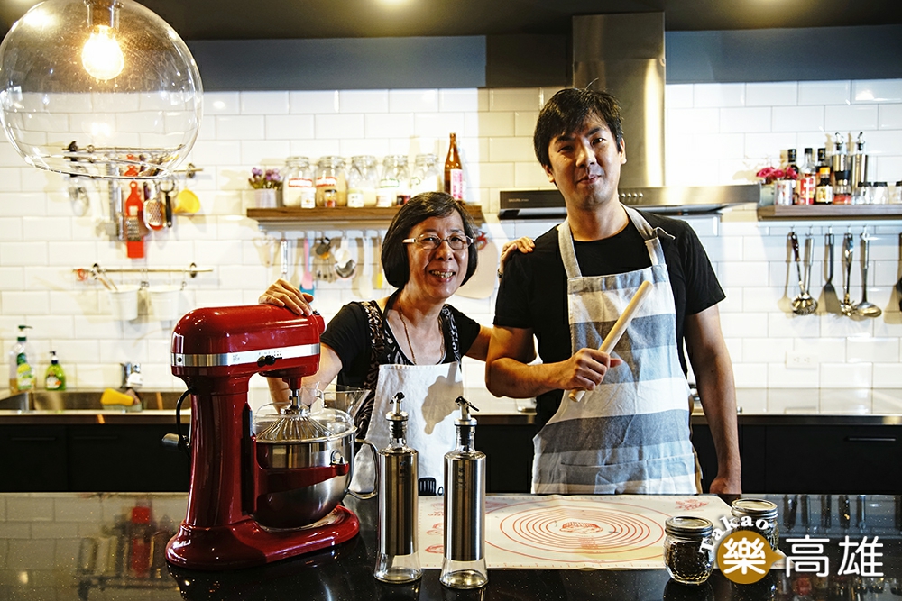 朱茹芬（左）、黃鈺翔（右）打造共享廚房，傳遞下廚與分享的快樂。（攝影／曾信耀）