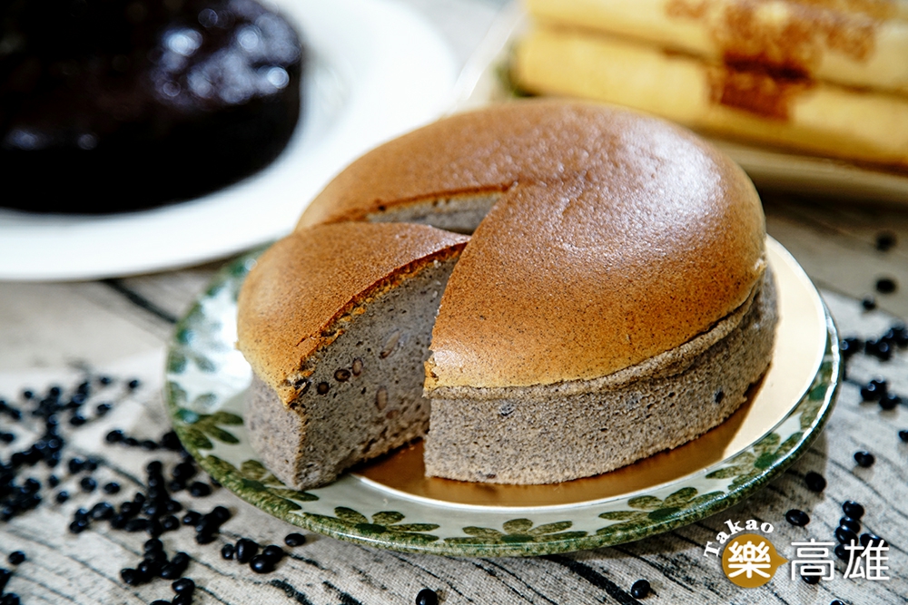 使用原生種有機黑豆的黑豆蛋糕，不含小麥麩質，吃得到黑豆顆粒真材實料。（攝影/曾信耀）