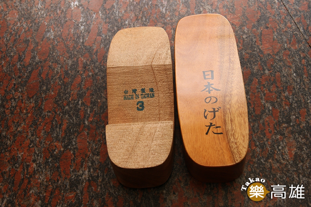 目前已絕版的台灣最古老木屐鞋底是不黏膠底的。（攝影/Yfung）